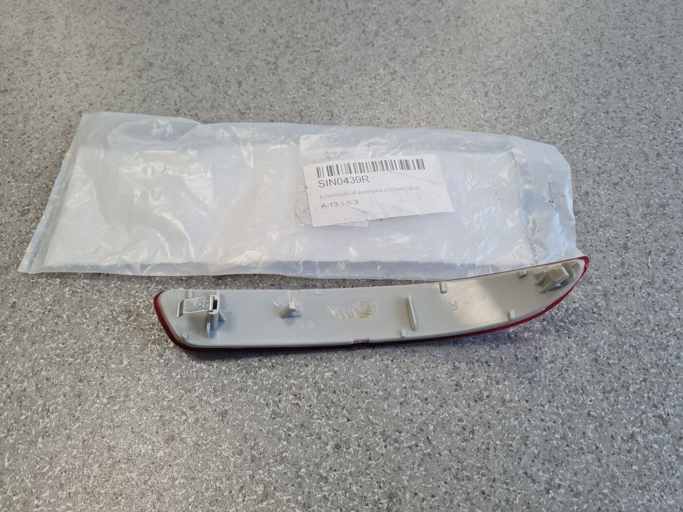 Aizmugurējais atstarotājs priekš 2 Aizmugurējais atstarotājs priekš