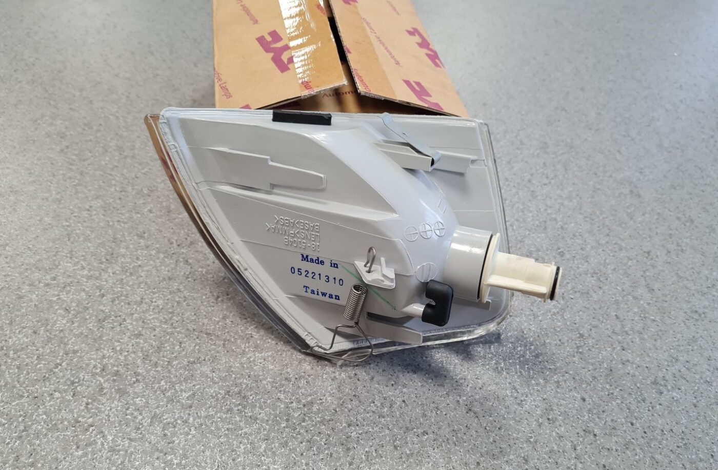 Pagrieziena signala lukturis priekš 2 Pagrieziena signala lukturis priekš