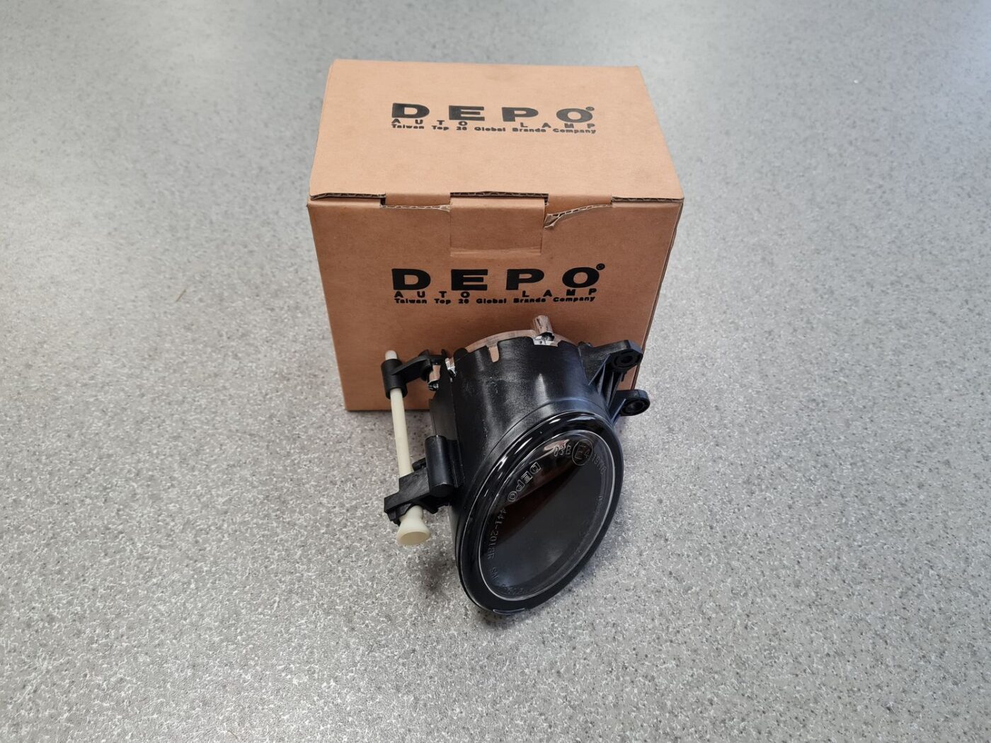 Miglas lukturis priekšā labajā pusē priekš 1 Miglas lukturis priekšā labajā pusē priekš