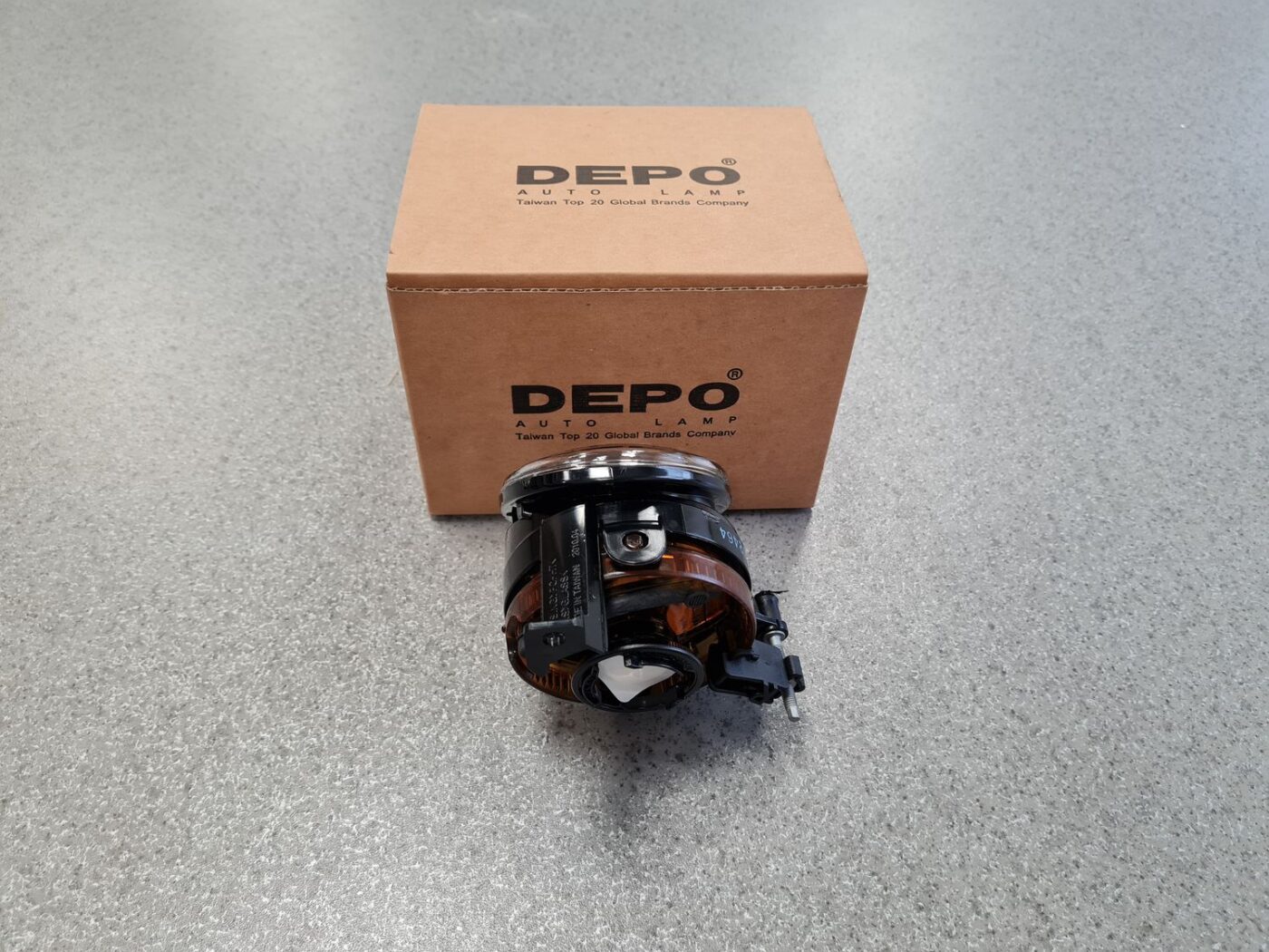 Miglas lukturis priekšā labajā pusē priekš 2 Miglas lukturis priekšā labajā pusē priekš