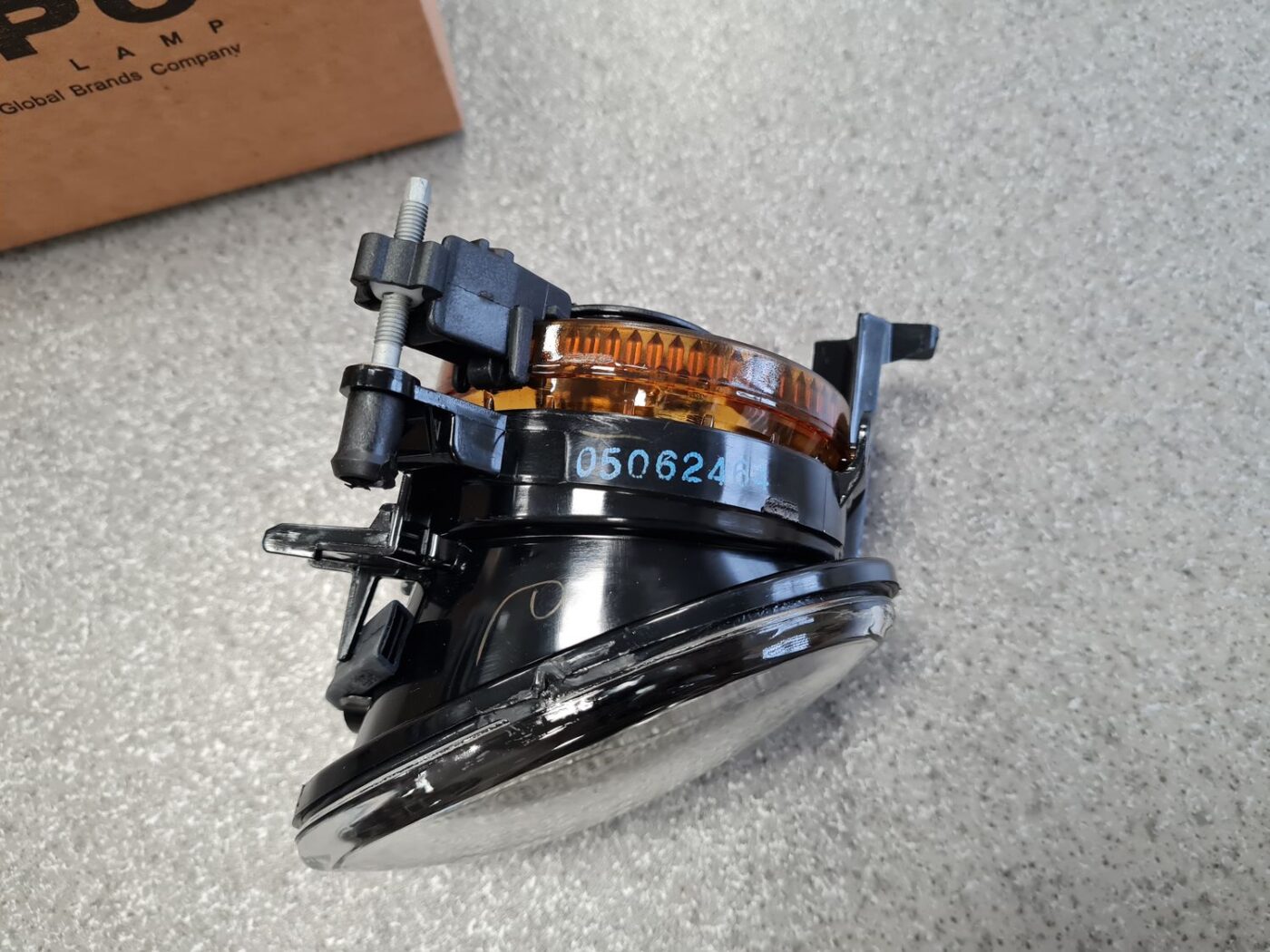 Miglas lukturis priekšā labajā pusē priekš 4 Miglas lukturis priekšā labajā pusē priekš