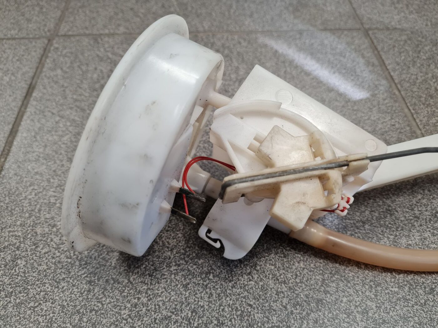 Degvielas tvertnes sūkņa līmeņa devējs priekš AUDI A4 1999 2 Degvielas tvertnes sūkņa līmeņa devējs priekš AUDI A4 1999