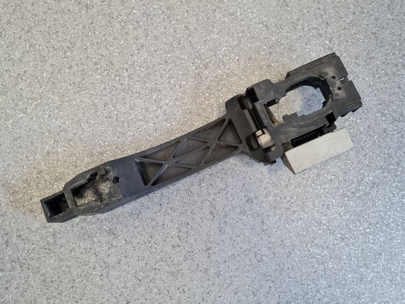 Durvju roktura iekšējais stiprinājums priekš NISSAN PATHFINDER 2006 3 Durvju roktura iekšējais stiprinājums priekš NISSAN PATHFINDER 2006