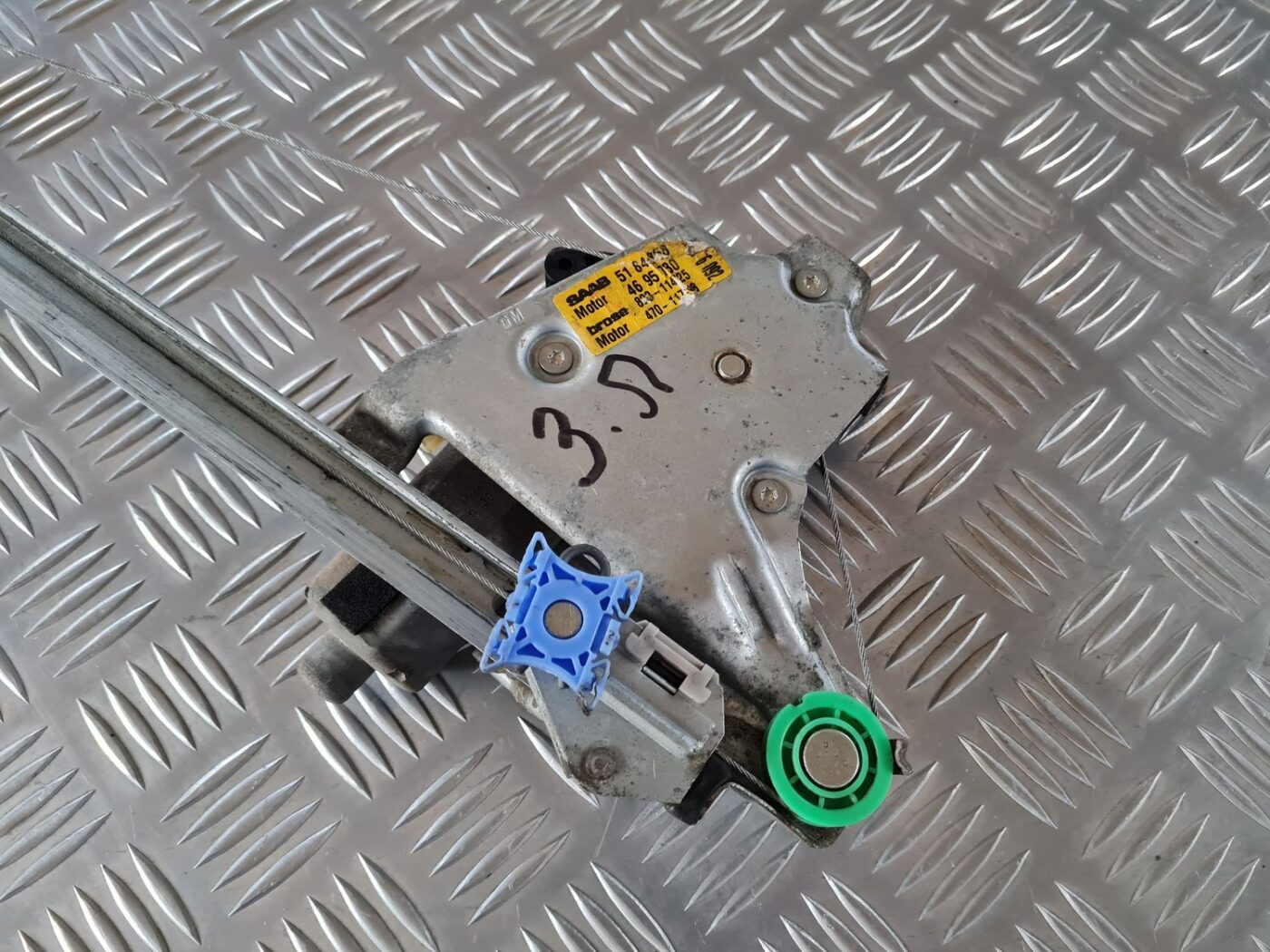 Stikla pacelšanas mehānisms aizmugurējais kreisais priekš SAAB 9-5 1999 2 Stikla pacelšanas mehānisms aizmugurējais kreisais priekš SAAB 9-5 1999