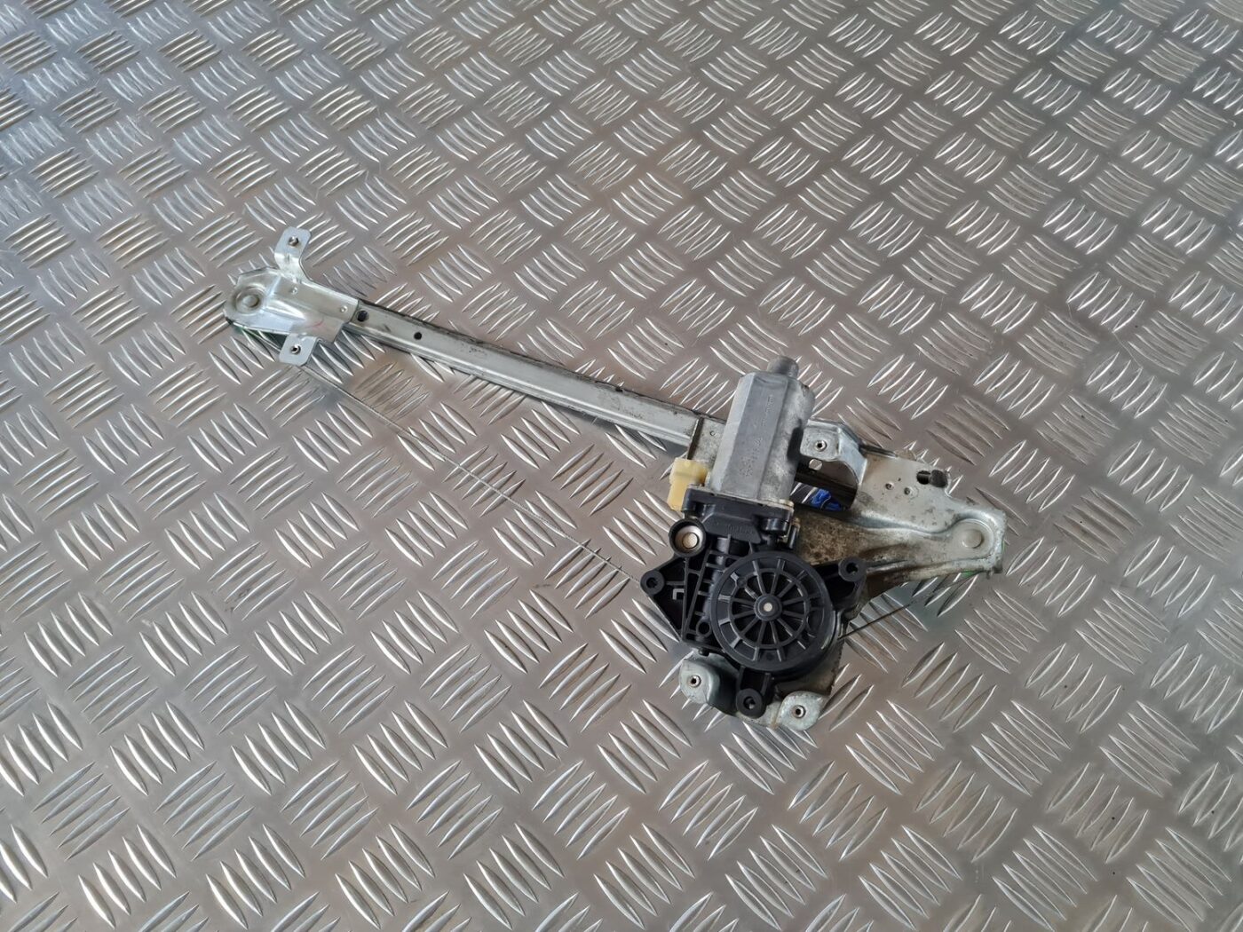 Stikla pacelšanas mehānisms aizmugurējais kreisais priekš SAAB 9-5 1999 3 Stikla pacelšanas mehānisms aizmugurējais kreisais priekš SAAB 9-5 1999