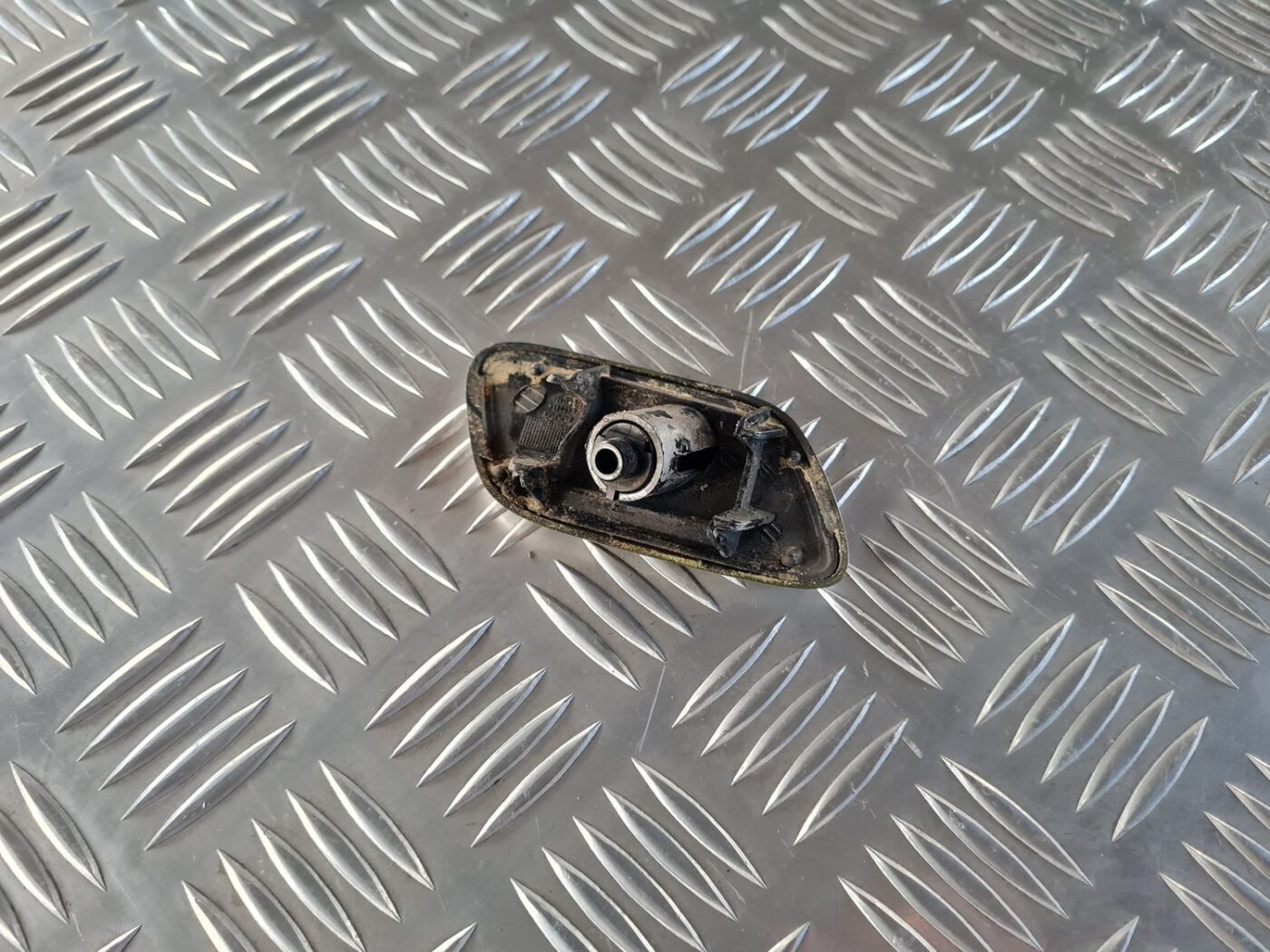 Lukturu mazgātāja sprauslas vāks priekš SAAB 9-5 1999 2 Lukturu mazgātāja sprauslas vāks priekš SAAB 9-5 1999