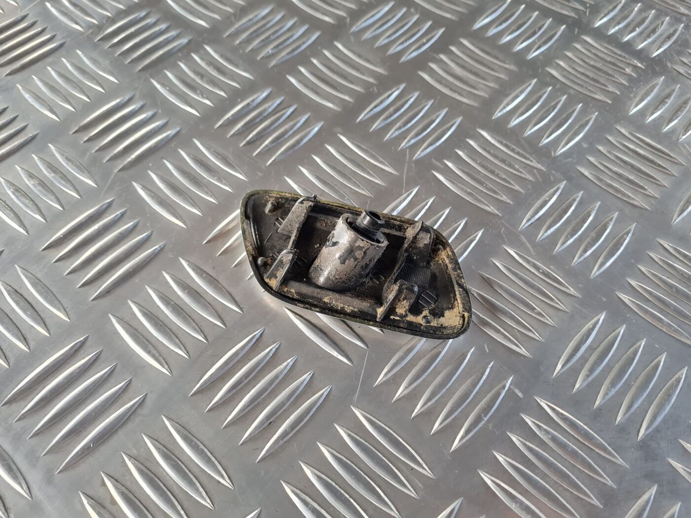 Lukturu mazgātāja sprauslas vāks priekš SAAB 9-5 1999 3 Lukturu mazgātāja sprauslas vāks priekš SAAB 9-5 1999