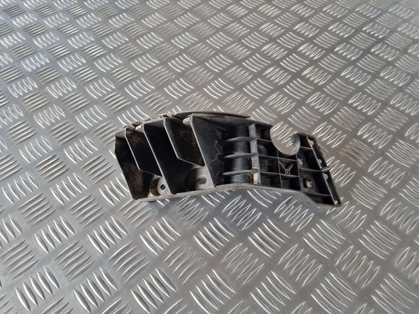 Aizmugurēja bufera kronšteins priekš SAAB 9-5 1999 1 Aizmugurēja bufera kronšteins priekš SAAB 9-5 1999