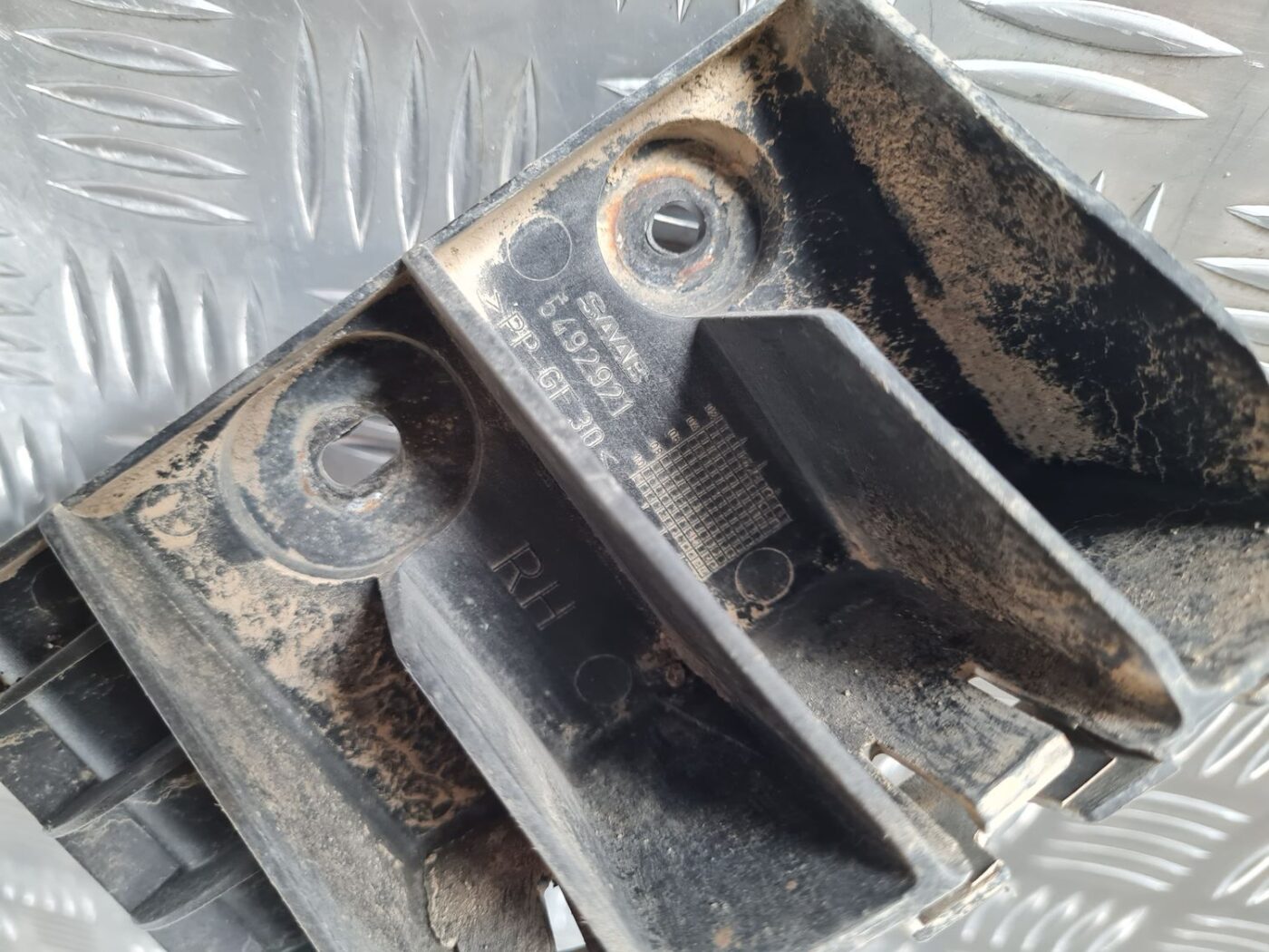 Aizmugurēja bufera kronšteins priekš SAAB 9-5 1999 2 Aizmugurēja bufera kronšteins priekš SAAB 9-5 1999