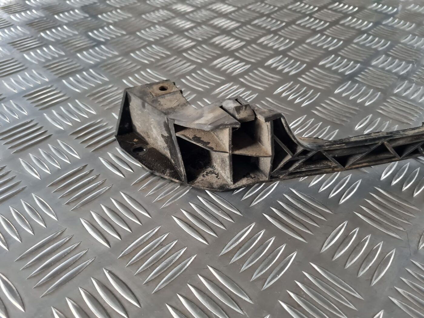 Priekšējā spārna un bufera stiprinājums priekš SAAB 9-5 1999 2 Priekšējā spārna un bufera stiprinājums priekš SAAB 9-5 1999