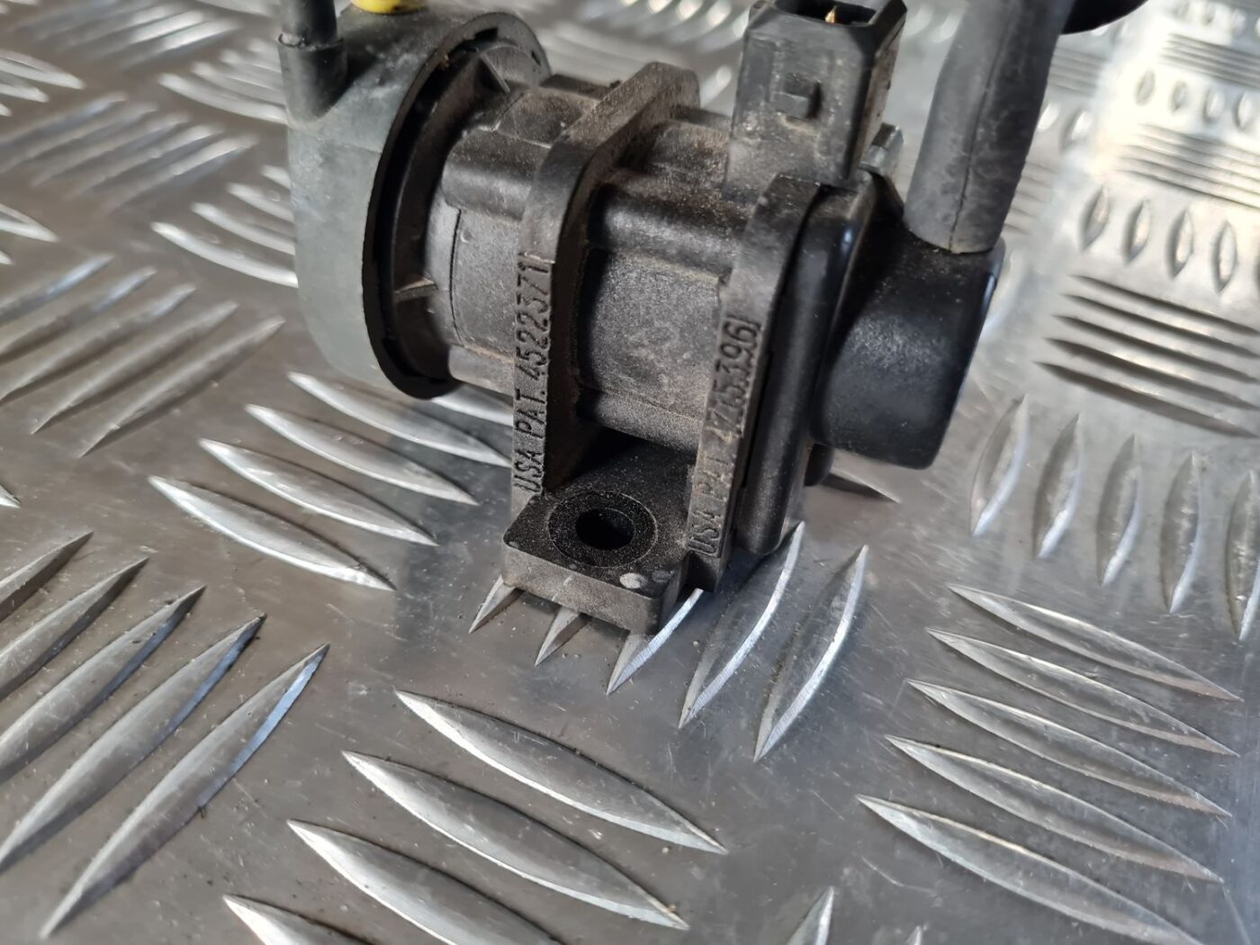 Izplūdes solenoīda vārsts priekš SAAB 9-5 1999 2 Izplūdes solenoīda vārsts priekš SAAB 9-5 1999