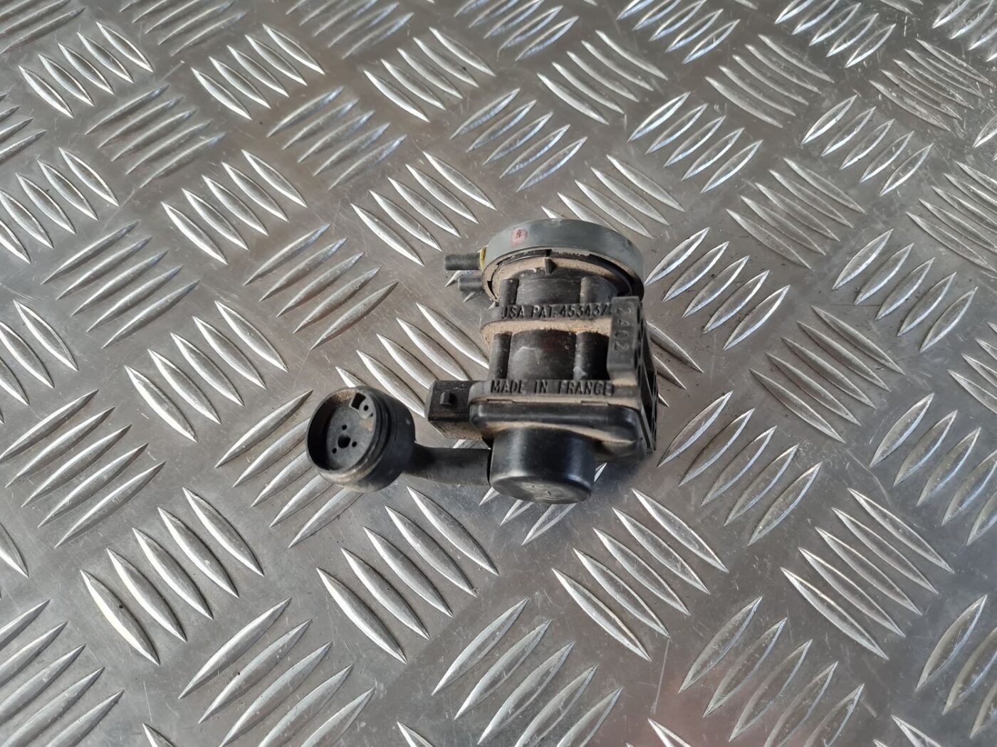 Izplūdes solenoīda vārsts priekš SAAB 9-5 1999 4 Izplūdes solenoīda vārsts priekš SAAB 9-5 1999