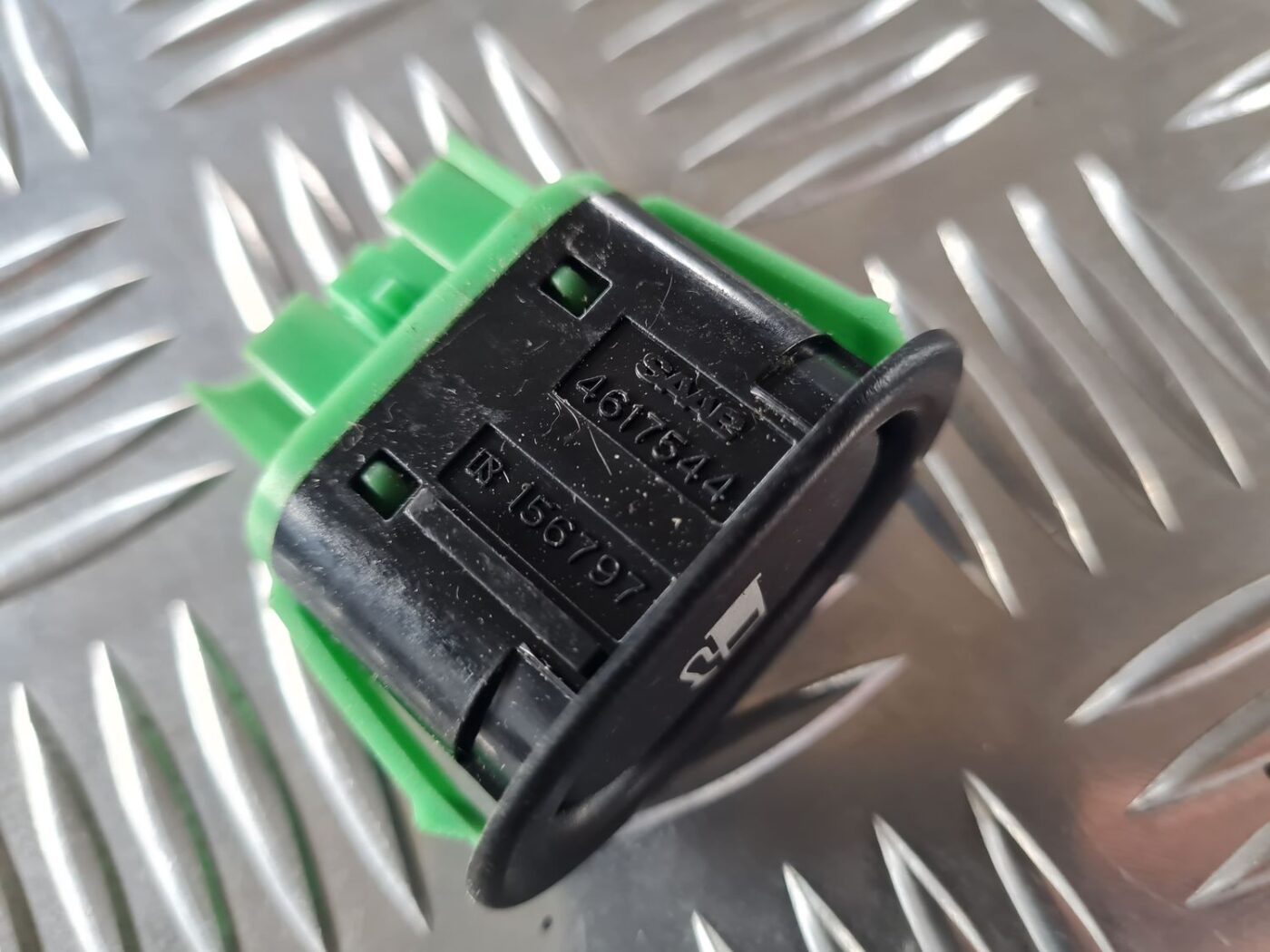 Degvielas tvertnes atvēršanas poga priekš SAAB 9-5 1999 3 Degvielas tvertnes atvēršanas poga priekš SAAB 9-5 1999