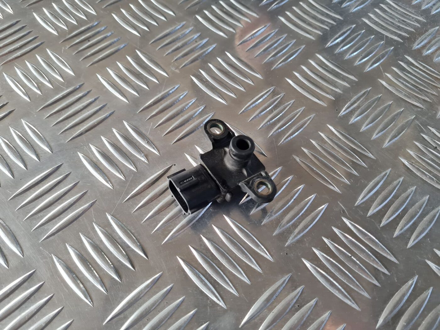 Gaisa spiediena devējs priekš SAAB 9-5 1999 3 Gaisa spiediena devējs priekš SAAB 9-5 1999