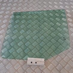 Aizmugurējo kreiso durvju stikls priekš SAAB 9-5 1999