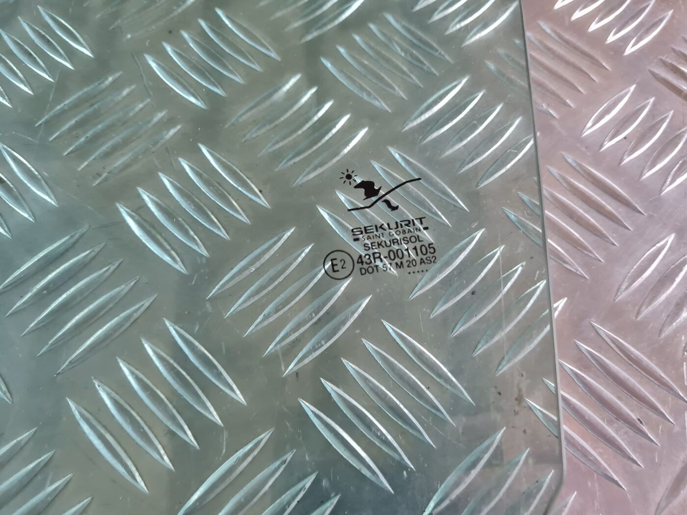 Aizmugurējo kreiso durvju stikls priekš SAAB 9-5 1999 2 Aizmugurējo kreiso durvju stikls priekš SAAB 9-5 1999