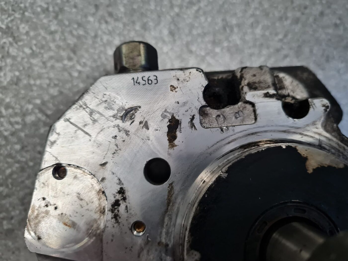 Augstspiediena degvielas sūknis priekš BMW 520D E60 2006 ENG. 2 Augstspiediena degvielas sūknis priekš BMW 520D E60 2006 ENG.