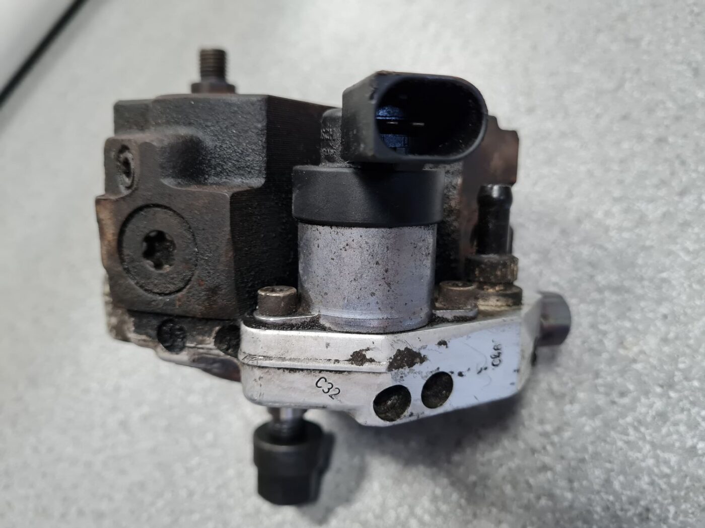 Augstspiediena degvielas sūknis priekš BMW 520D E60 2006 ENG. 3 Augstspiediena degvielas sūknis priekš BMW 520D E60 2006 ENG.