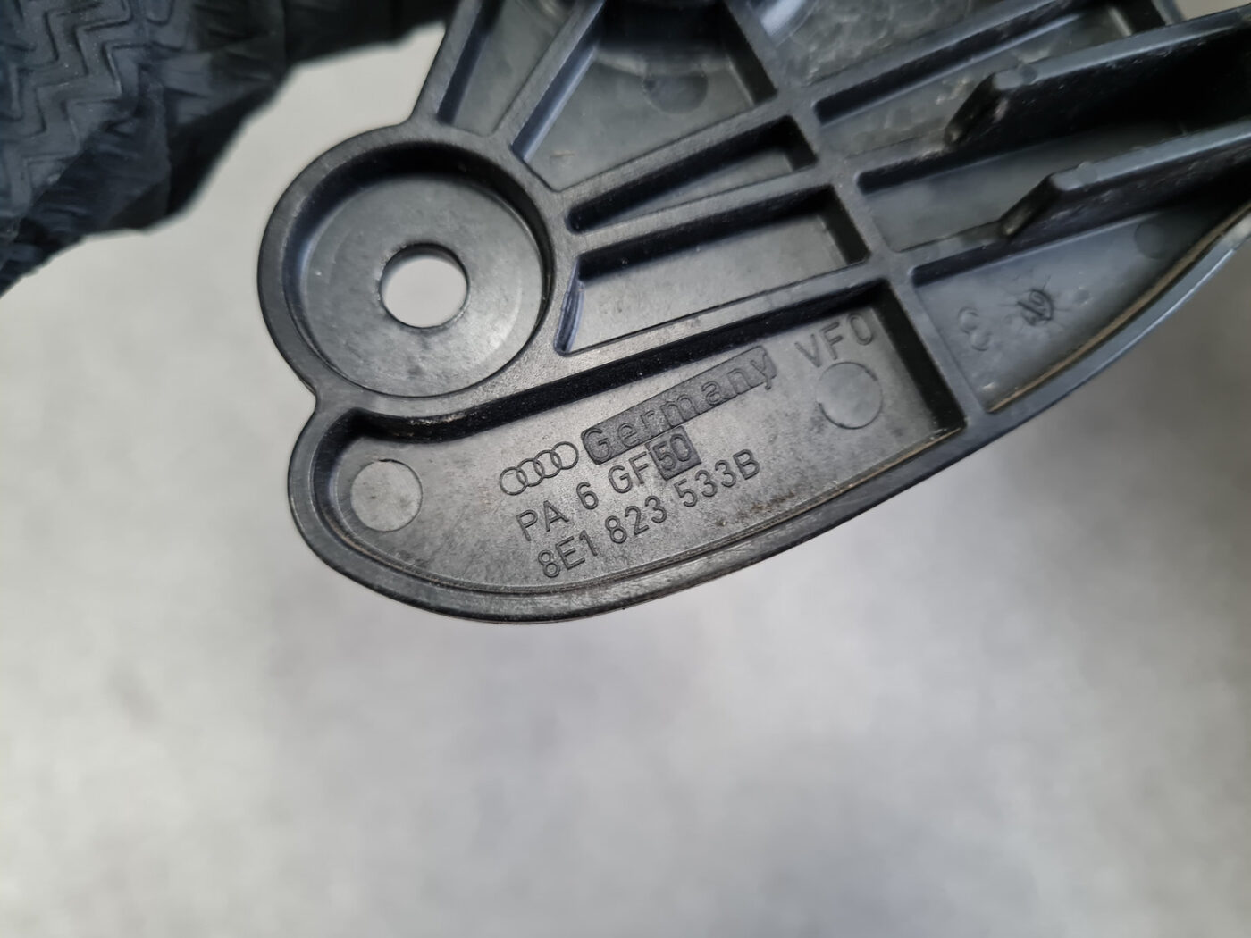 Pārsega atveršanas rokturis salonā priekš AUDI A4 AVANT 2005 3 Pārsega atveršanas rokturis salonā priekš AUDI A4 AVANT 2005