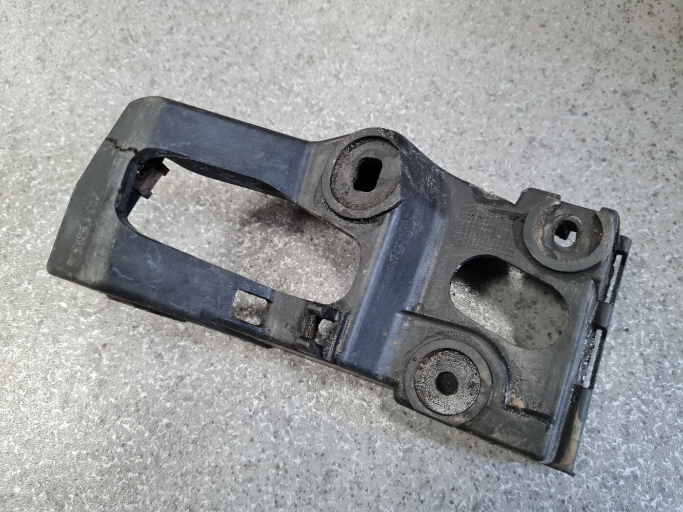 Priekšējā spārna un bufera stiprinājums priekš AUDI A4 2003 2 Priekšējā spārna un bufera stiprinājums priekš AUDI A4 2003