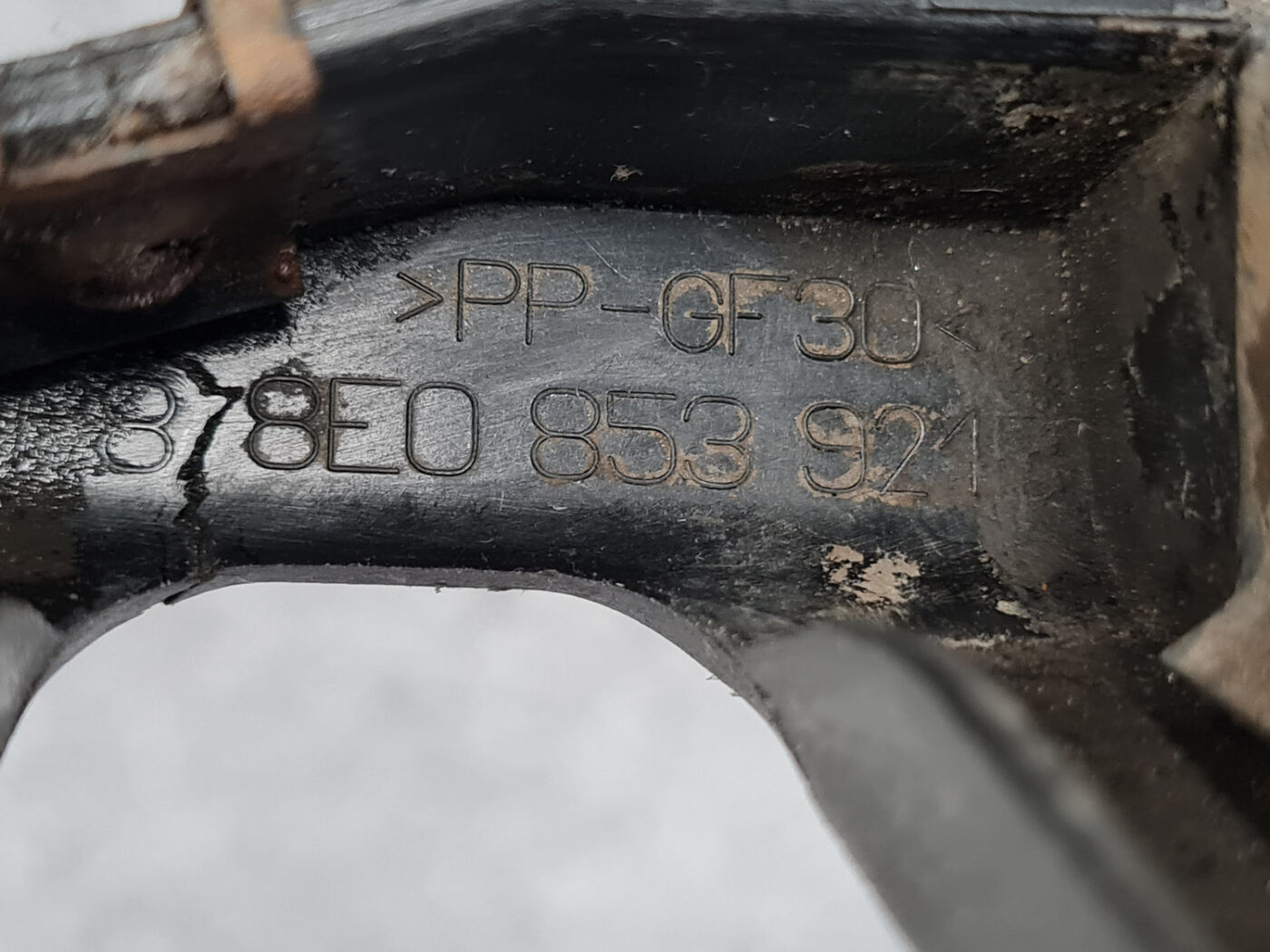 Priekšējā spārna un bufera stiprinājums priekš AUDI A4 2003 4 Priekšējā spārna un bufera stiprinājums priekš AUDI A4 2003