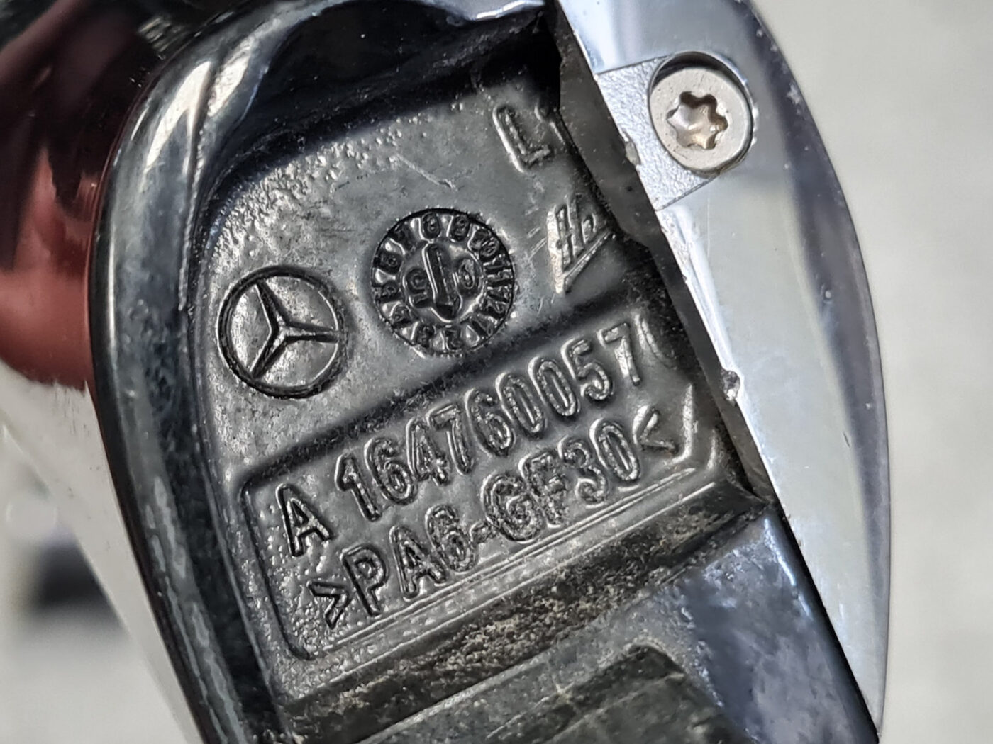 Aizmugurējais kreisais durvju rokturis priekš MERCEDES BENZ ML320 2005 BLACK 3 Aizmugurējais kreisais durvju rokturis priekš MERCEDES BENZ ML320 2005 BLACK