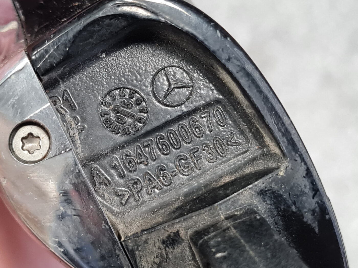 Priekšējāis labais durvju rokturis priekš MERCEDES BENZ ML320 2005 BLACK 3 Priekšējāis labais durvju rokturis priekš MERCEDES BENZ ML320 2005 BLACK