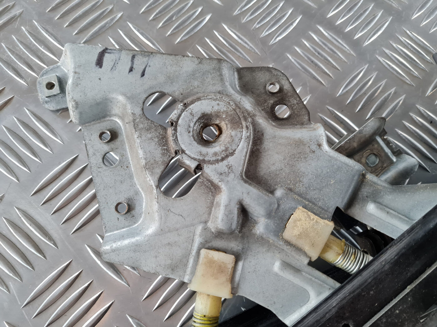 Stikla pacelšanas mehānisms priekšējais labais priekš SAAB 9-3 2009 2 Stikla pacelšanas mehānisms priekšējais labais priekš SAAB 9-3 2009