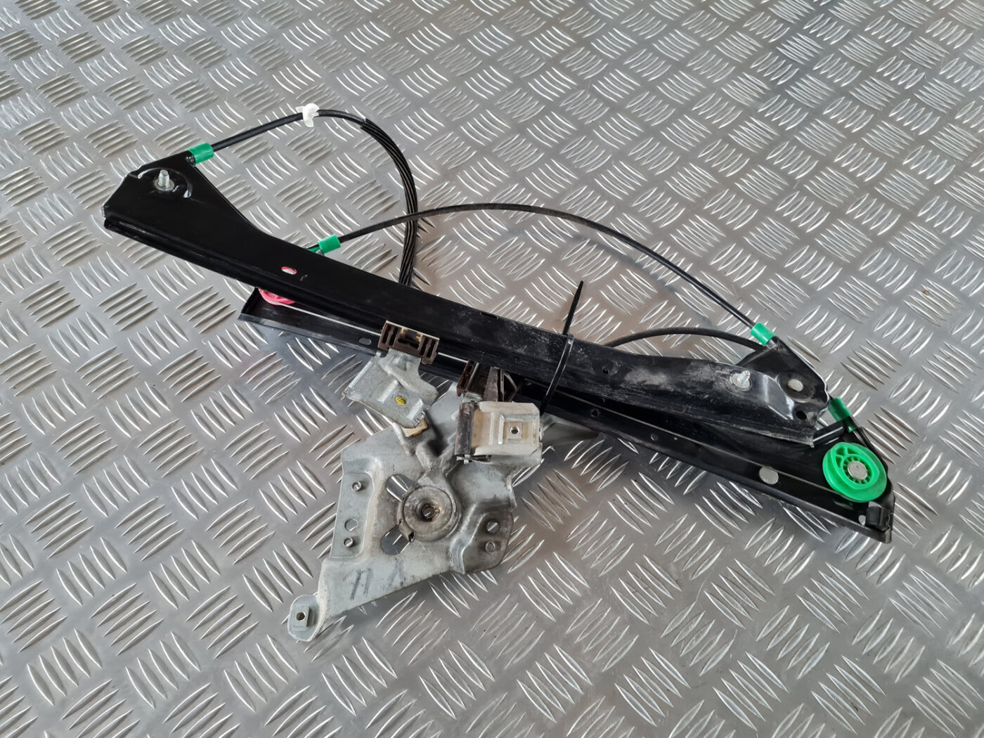 Stikla pacelšanas mehānisms priekšējais kreisais priekš SAAB 9-3 2009 4 Stikla pacelšanas mehānisms priekšējais kreisais priekš SAAB 9-3 2009