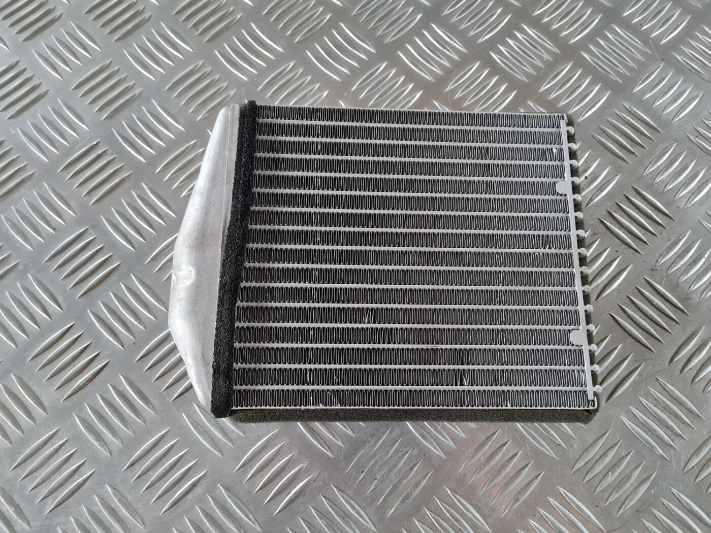 Apsildes sistēmas radiators priekš SAAB 9-3 2009 2 Apsildes sistēmas radiators priekš SAAB 9-3 2009