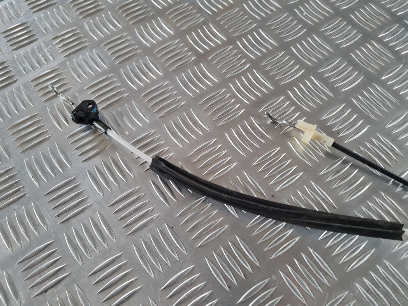 Aizmugurējo kreiso durvju slēdzene priekš SAAB 9-3 2009 2 Aizmugurējo kreiso durvju slēdzene priekš SAAB 9-3 2009