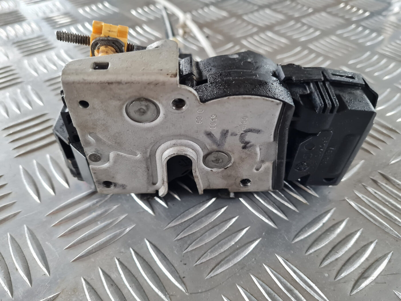 Aizmugurējo kreiso durvju slēdzene priekš SAAB 9-3 2009 7 Aizmugurējo kreiso durvju slēdzene priekš SAAB 9-3 2009