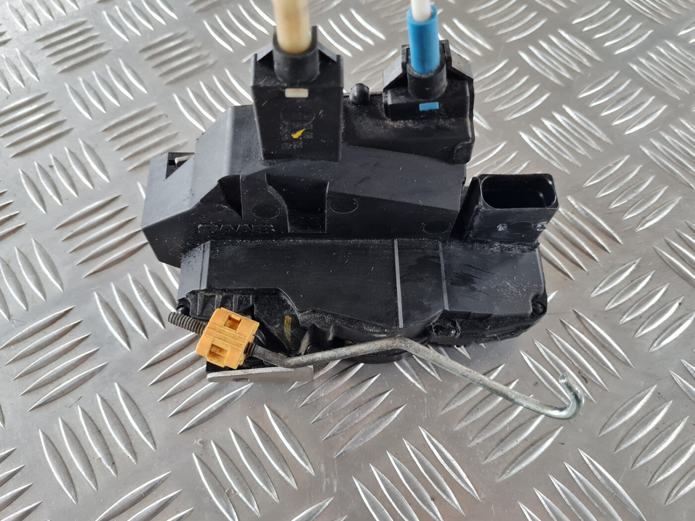 Aizmugurējo kreiso durvju slēdzene priekš SAAB 9-3 2009 6 Aizmugurējo kreiso durvju slēdzene priekš SAAB 9-3 2009