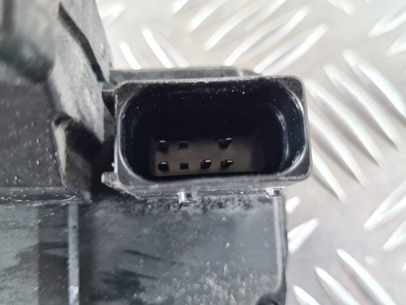 Aizmugurējo kreiso durvju slēdzene priekš SAAB 9-3 2009 5 Aizmugurējo kreiso durvju slēdzene priekš SAAB 9-3 2009