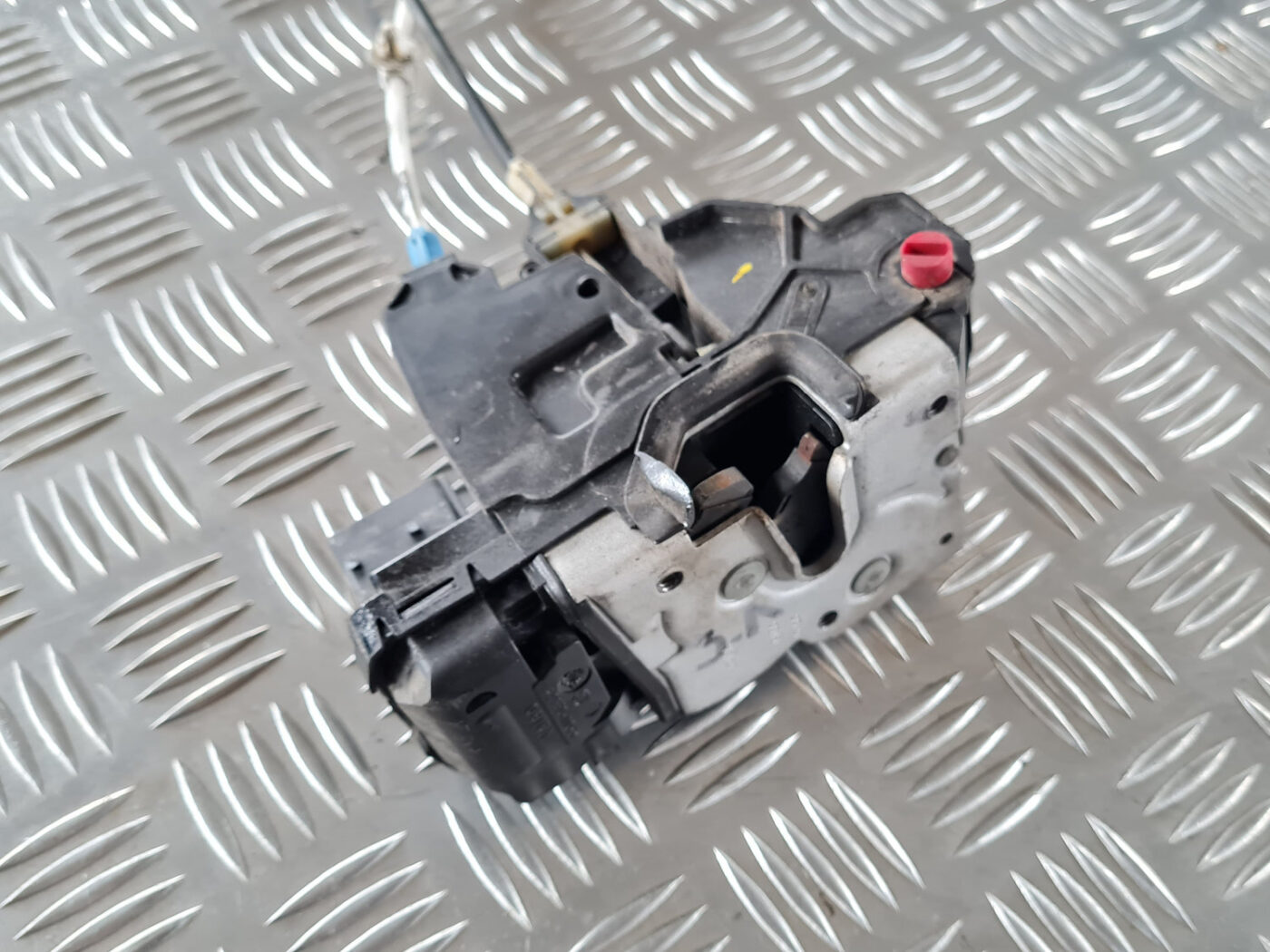 Aizmugurējo kreiso durvju slēdzene priekš SAAB 9-3 2009 4 Aizmugurējo kreiso durvju slēdzene priekš SAAB 9-3 2009