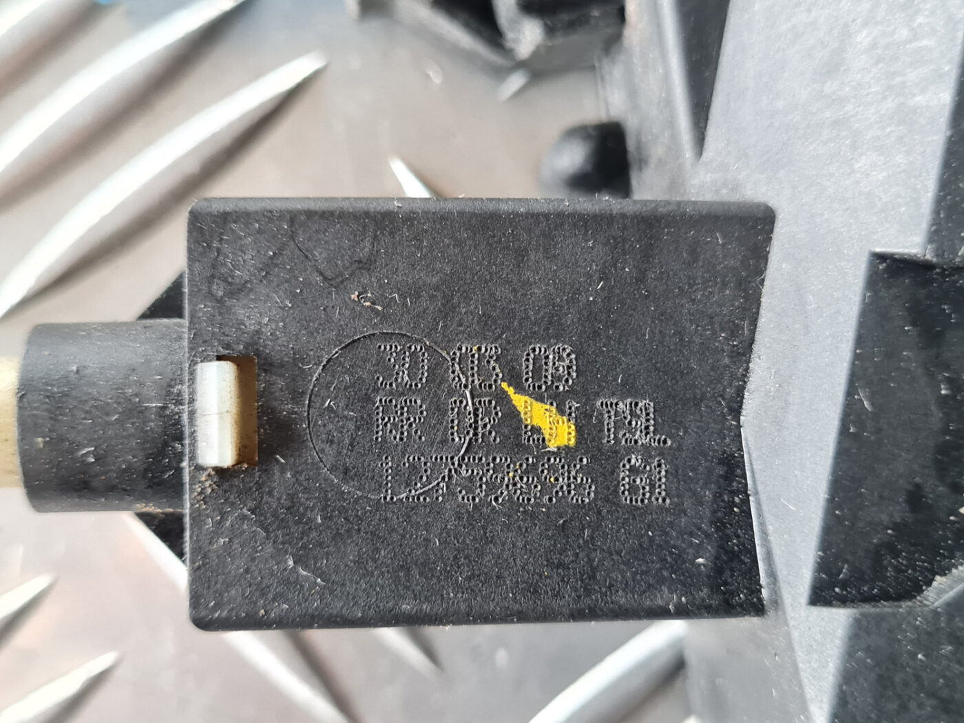 Aizmugurējo kreiso durvju slēdzene priekš SAAB 9-3 2009 3 Aizmugurējo kreiso durvju slēdzene priekš SAAB 9-3 2009