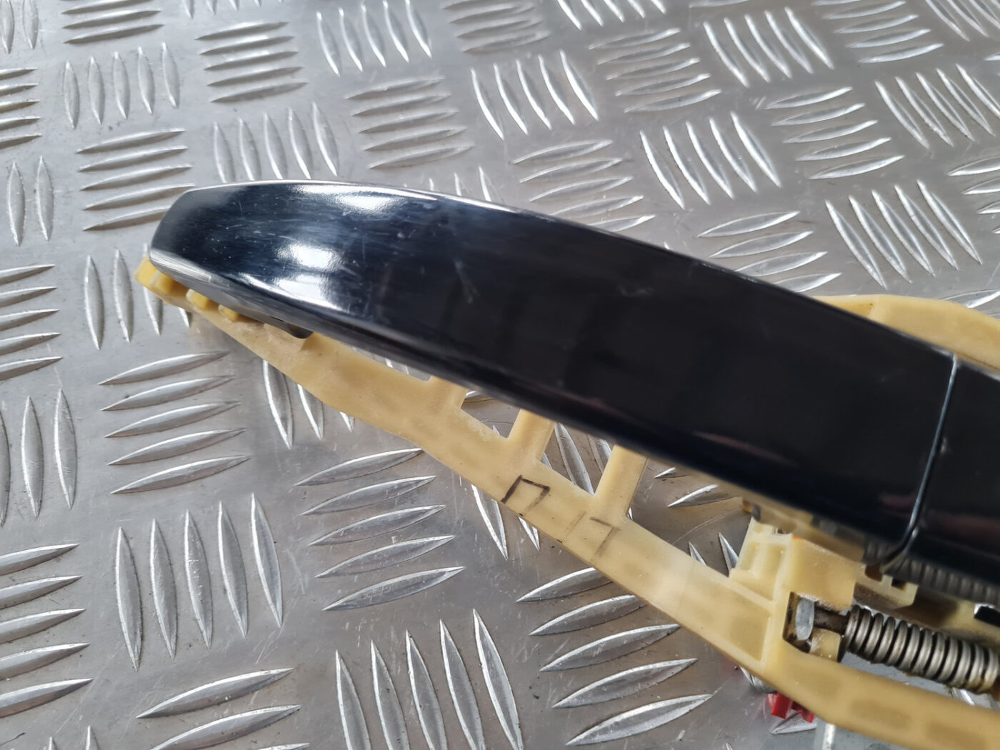 Priekšējāis labais durvju rokturis priekš SAAB 9-3 2009 2 Priekšējāis labais durvju rokturis priekš SAAB 9-3 2009