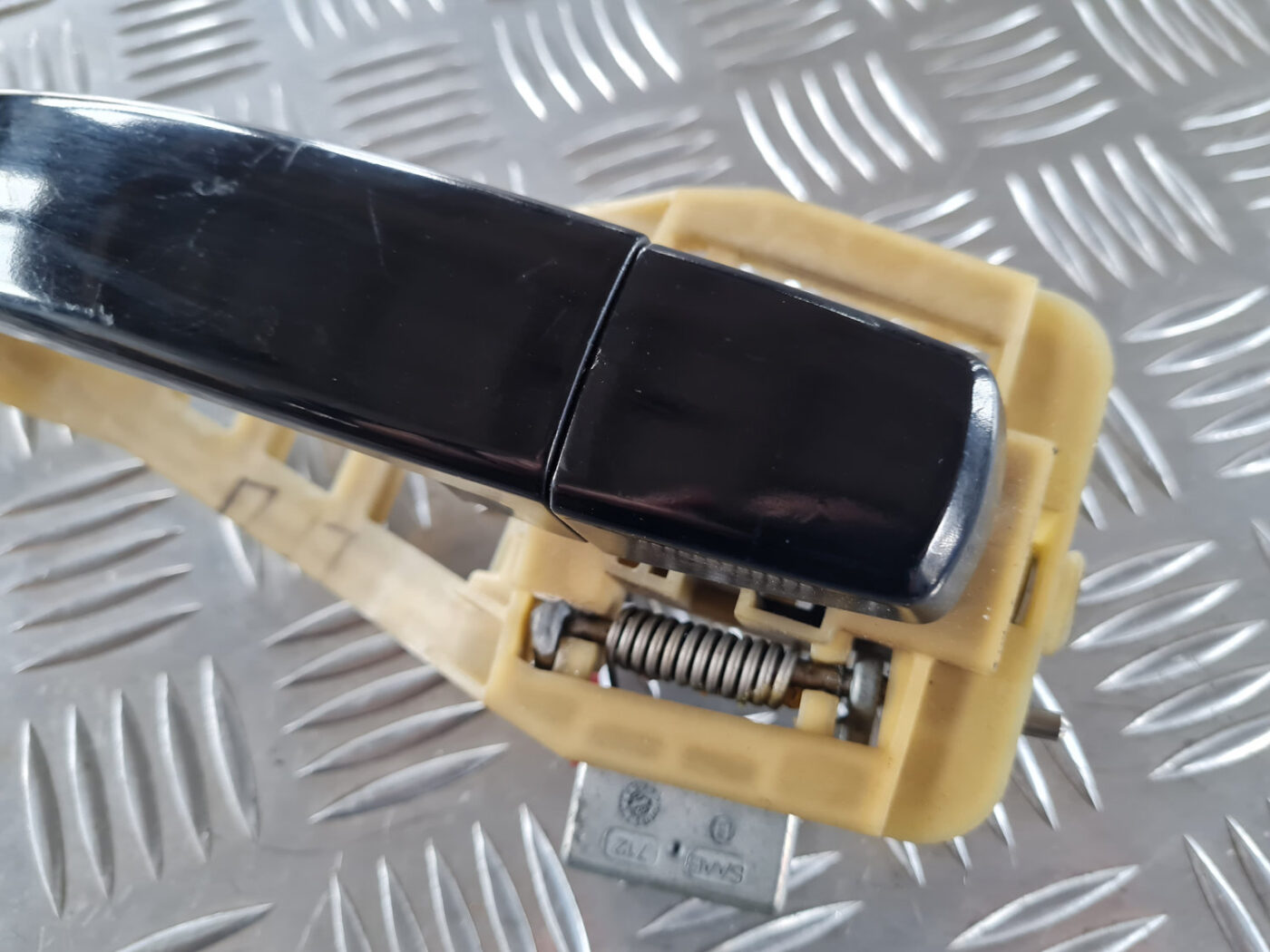 Priekšējāis labais durvju rokturis priekš SAAB 9-3 2009 5 Priekšējāis labais durvju rokturis priekš SAAB 9-3 2009