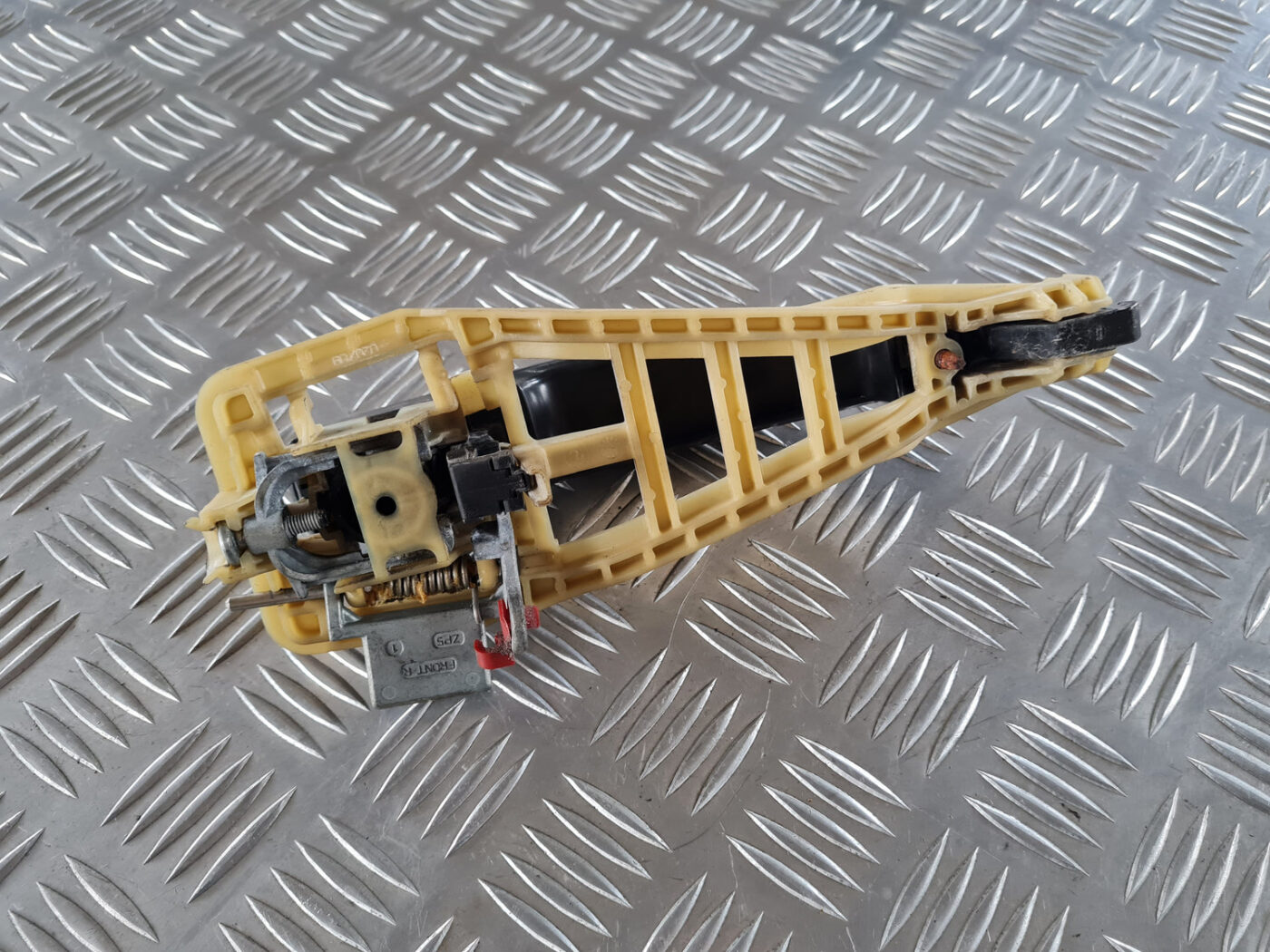 Priekšējāis labais durvju rokturis priekš SAAB 9-3 2009 4 Priekšējāis labais durvju rokturis priekš SAAB 9-3 2009