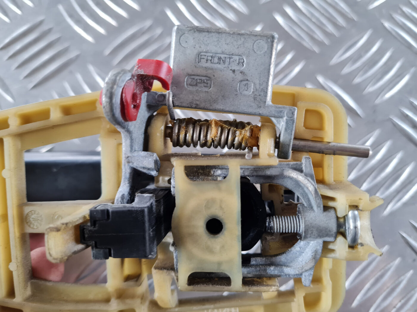 Priekšējāis labais durvju rokturis priekš SAAB 9-3 2009 3 Priekšējāis labais durvju rokturis priekš SAAB 9-3 2009