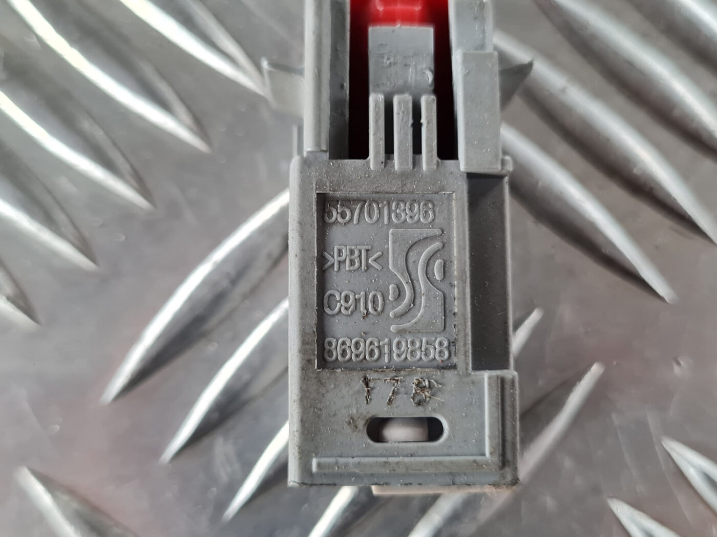 Bremžu signāla slēdzis priekš SAAB 9-3 2009 4 Bremžu signāla slēdzis priekš SAAB 9-3 2009