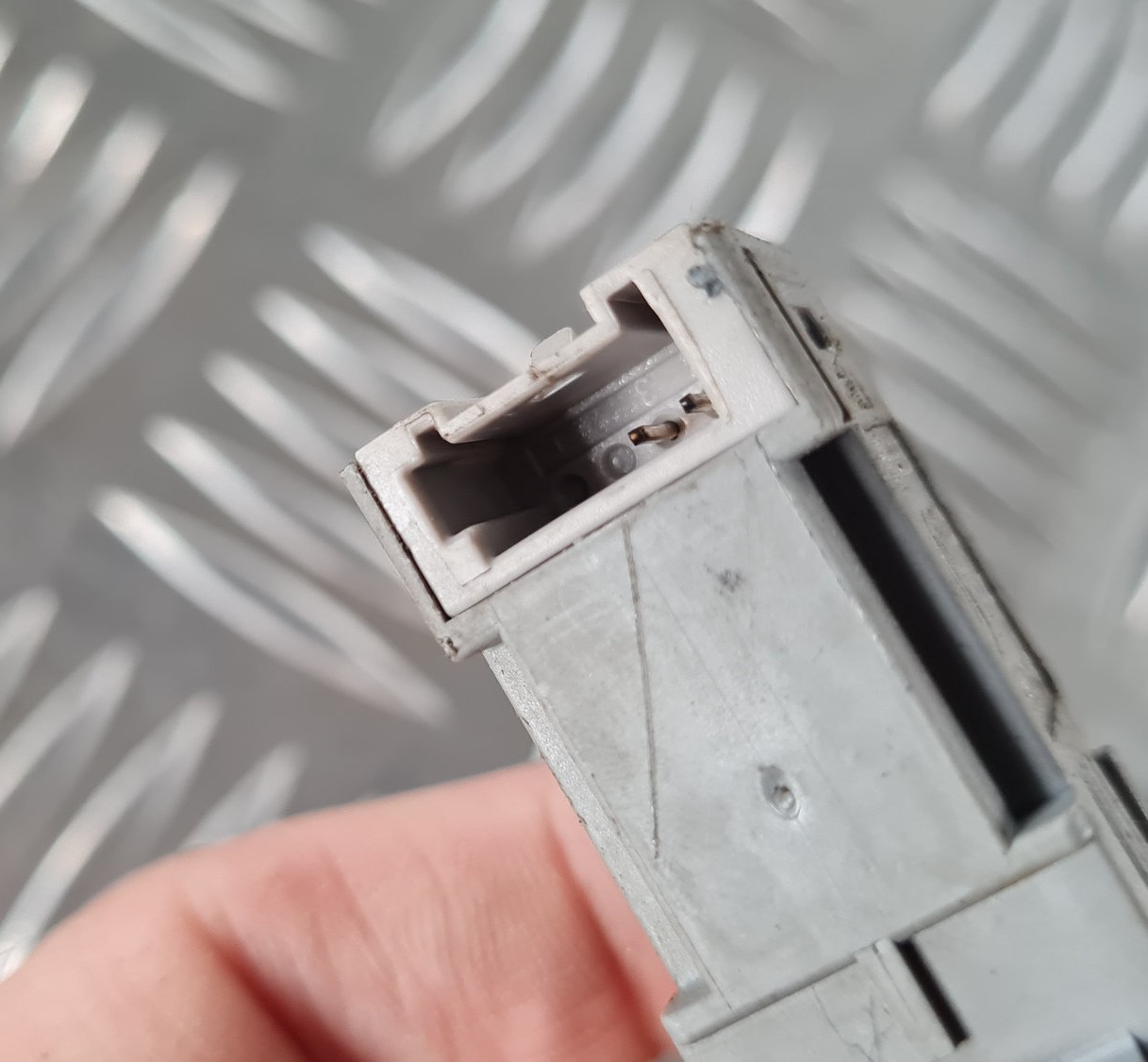 Bremžu signāla slēdzis priekš SAAB 9-3 2009 3 Bremžu signāla slēdzis priekš SAAB 9-3 2009