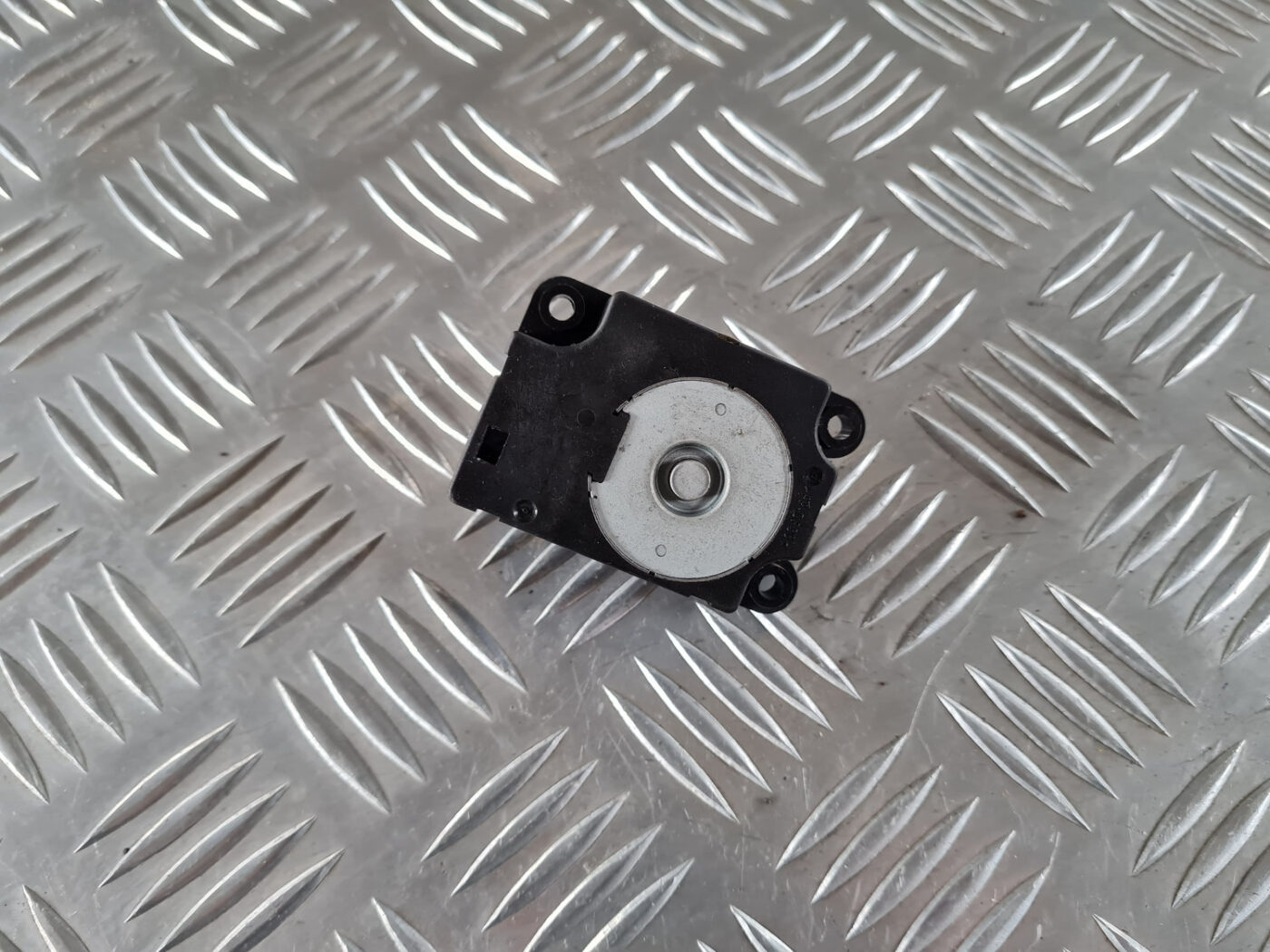 Apsildes sistēmas aktuators priekš SAAB 9-3 2009 1 Apsildes sistēmas aktuators priekš SAAB 9-3 2009