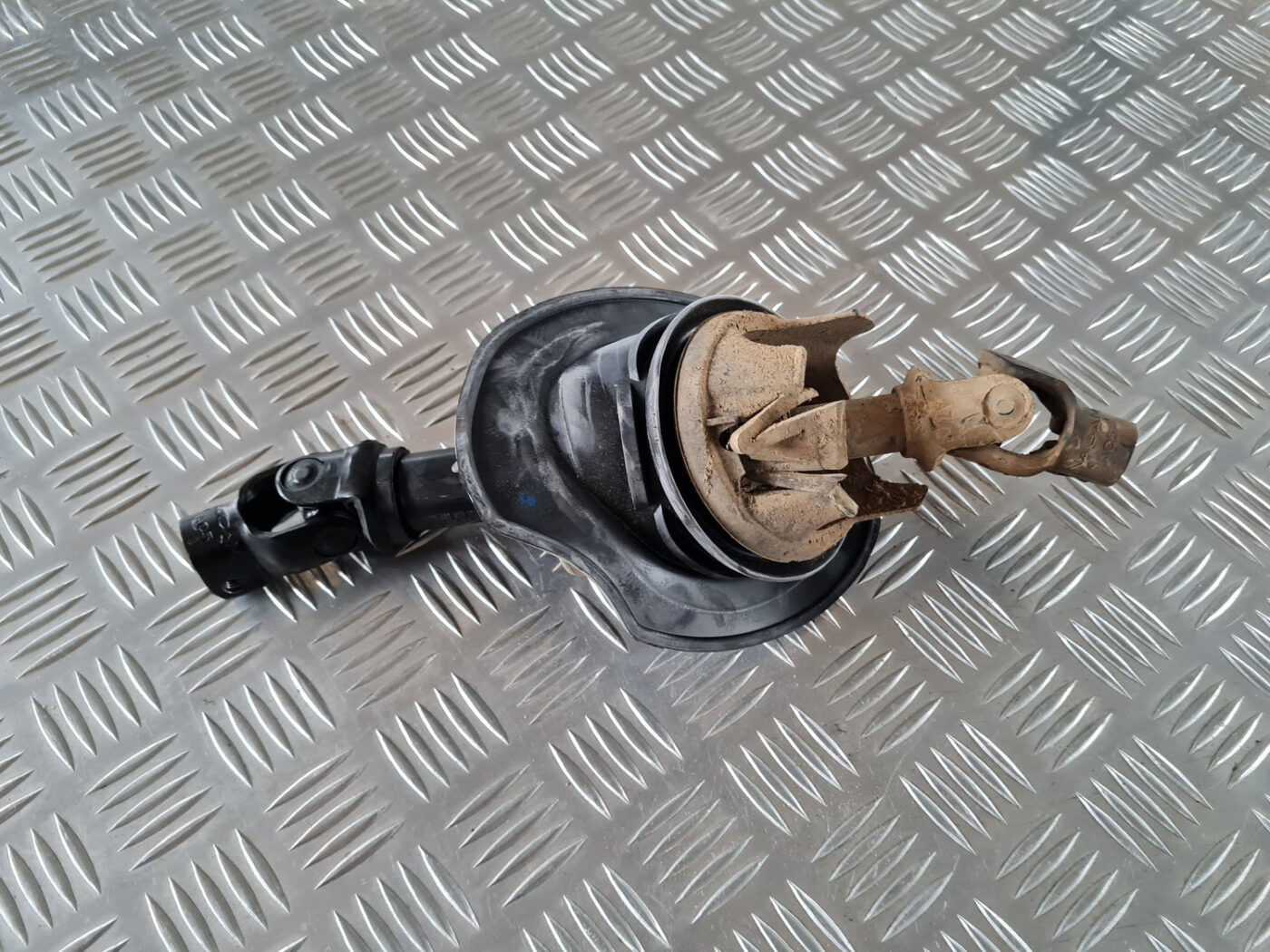 Stūres statnes kardāns priekš SAAB 9-3 2009 2 Stūres statnes kardāns priekš SAAB 9-3 2009