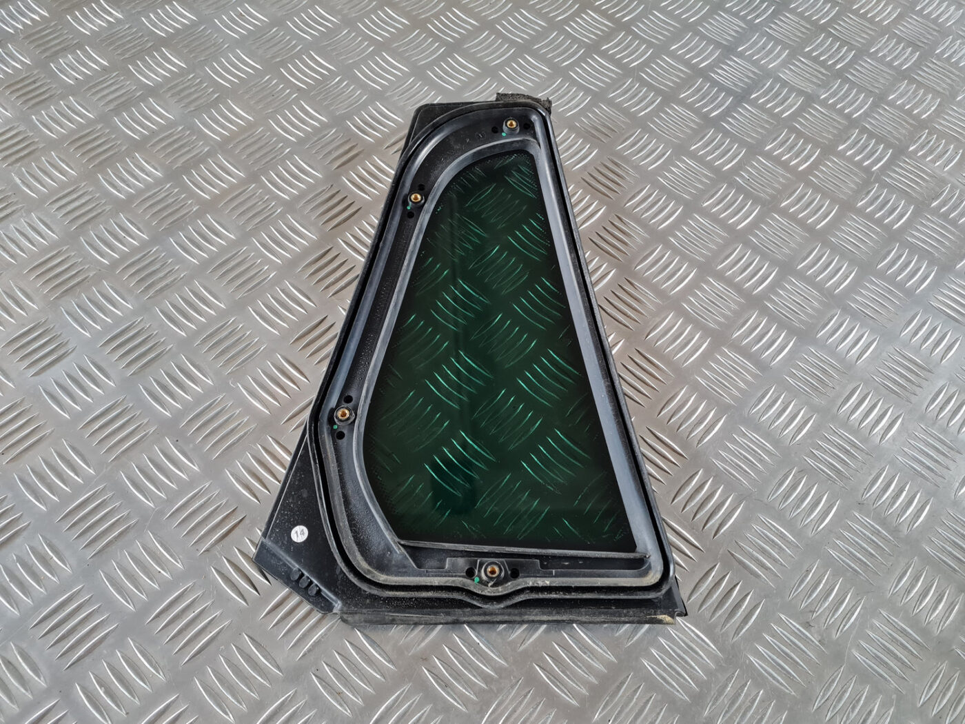 Kreiso durvju stūra stikls priekš SAAB 9-3 2009 2 Kreiso durvju stūra stikls priekš SAAB 9-3 2009