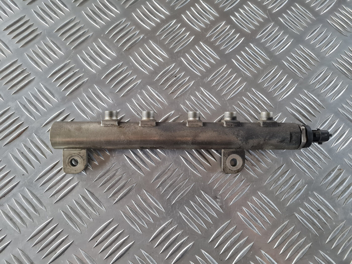 Degvielas sadales caurule priekš SAAB 9-3 2009 2 Degvielas sadales caurule priekš SAAB 9-3 2009