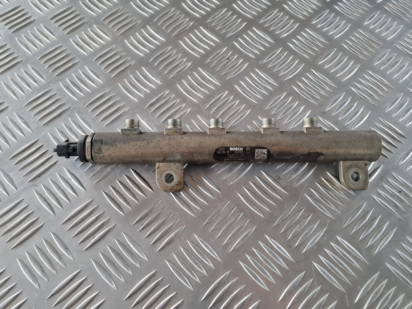 Degvielas sadales caurule priekš SAAB 9-3 2009 5 Degvielas sadales caurule priekš SAAB 9-3 2009