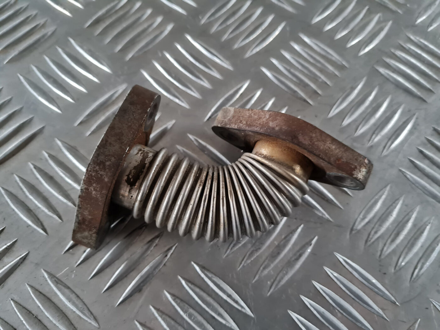 EGR caurule priekš SAAB 9-3 2009 2 EGR caurule priekš SAAB 9-3 2009