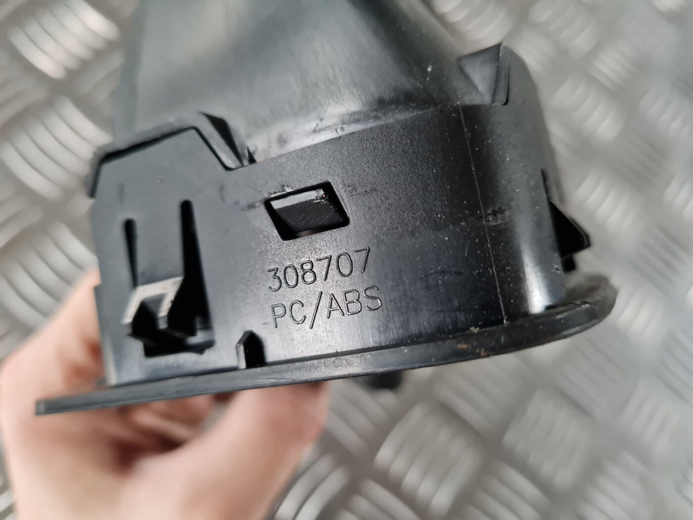 Mērinstrumentu paneļa gaisa vads, pa kreisi priekš SAAB 9-3 2009 2 Mērinstrumentu paneļa gaisa vads, pa kreisi priekš SAAB 9-3 2009