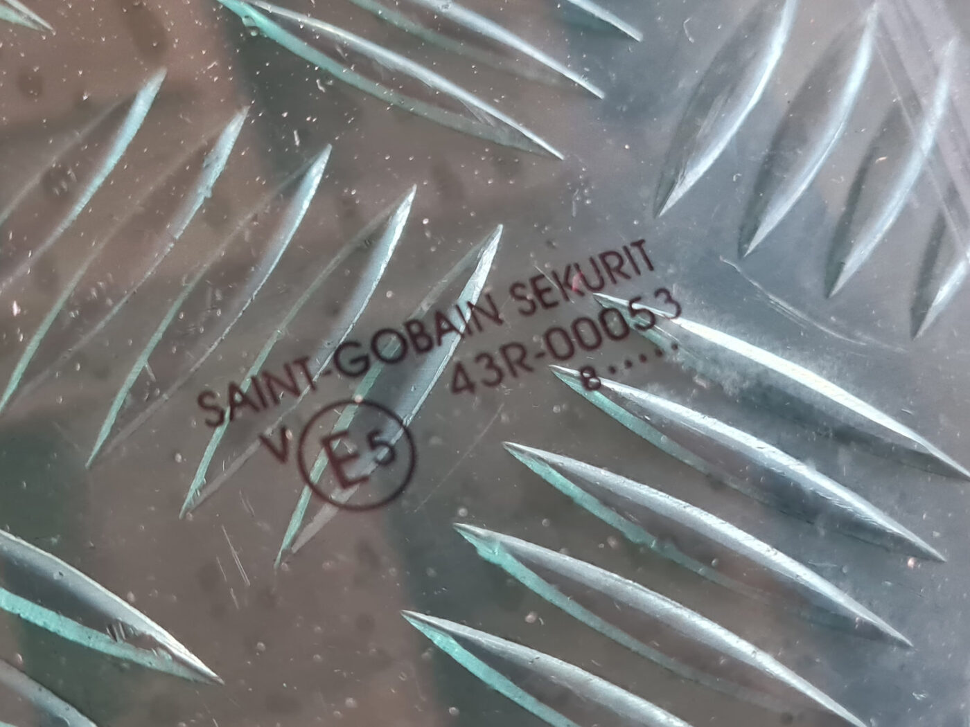 Aizmugurējo kreiso durvju stikls priekš SAAB 9-3 2009 2 Aizmugurējo kreiso durvju stikls priekš SAAB 9-3 2009